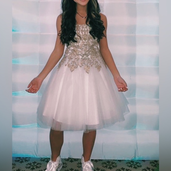 White Jovani organza dress. Exquisite gold detailing. - Picture 8 of 8